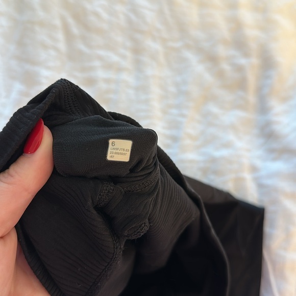 Lululemon. Size 6. Black ribbed leggings. 25 inch. - Picture 5 of 5